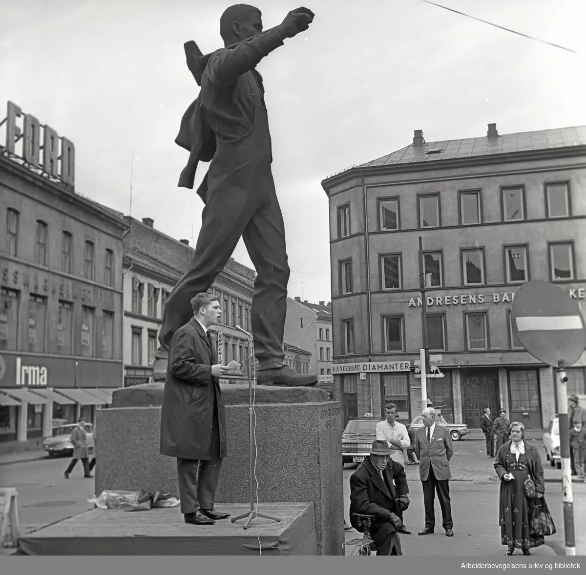 1. mai 1966, Bjørn Skogstad Aamo taler ved Pioneren på Youngstorget.