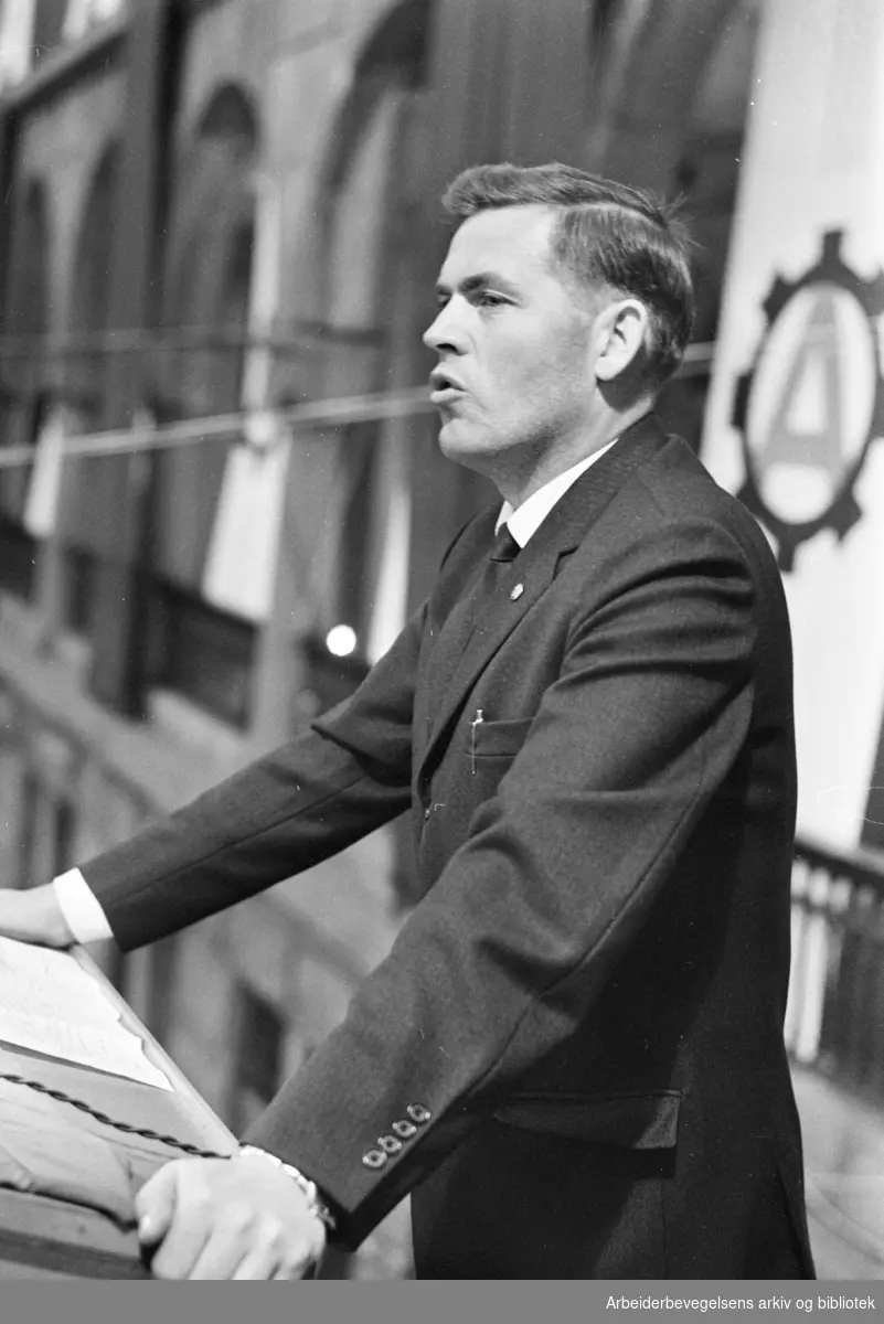 Thorbjørn Berntsen taler på Youngstorget, august 1963.