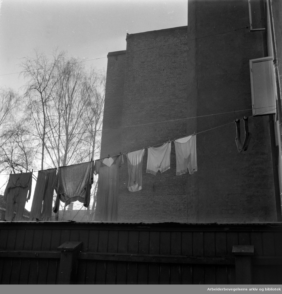 Grünerløkka, Gamle gårder- og bakgårder. Saneringer. Trange gårdsplasser på Grünerløkka. November 1957