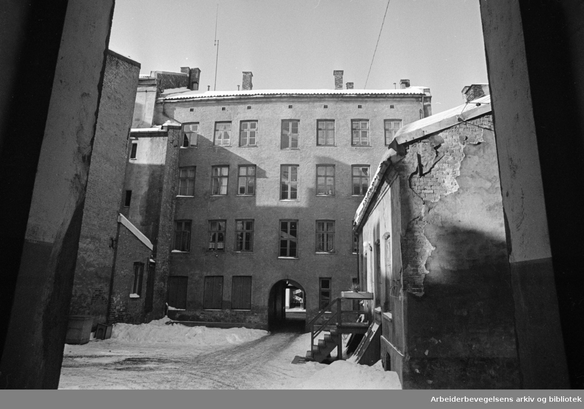 Grünerløkka:.Bakgården i Markveien 56 c, prøveprosjekt nr.1, som skal "nyskapes" for vel 1,5 millioner kroner. Februar 1977