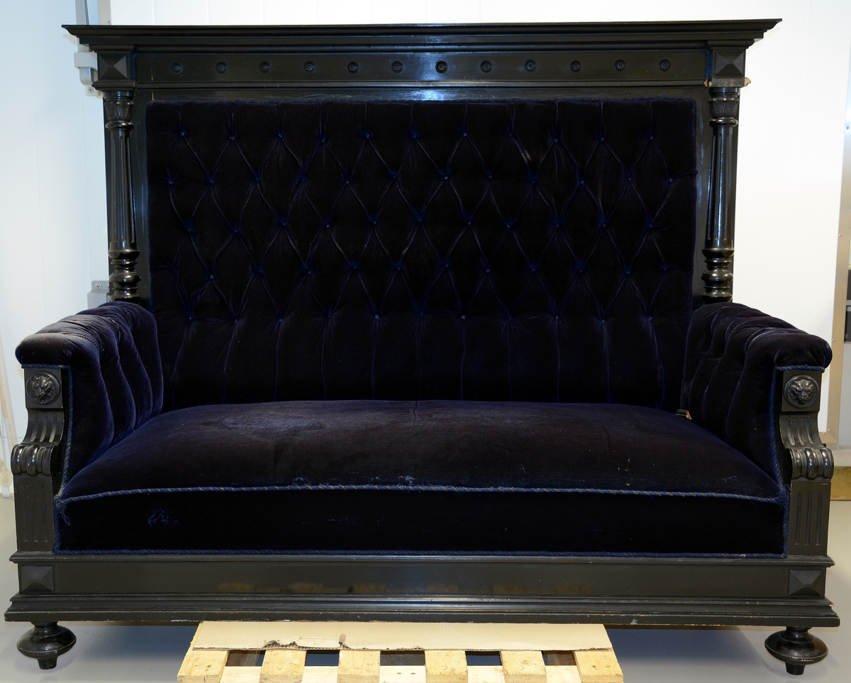 Sofa i tysk nyrenessanse, svartlakert og med blått plysjtrekk. Del av salongmøblement.