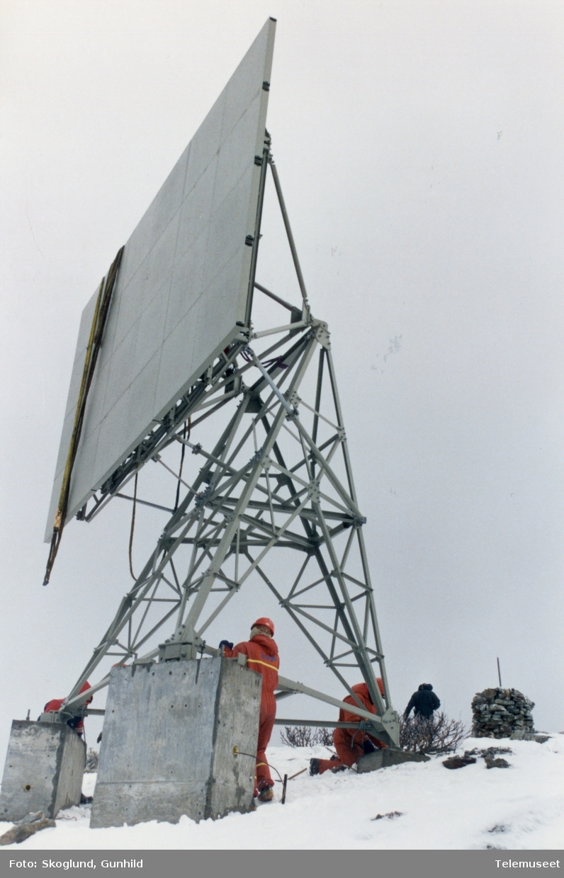 Ferdigmontert reflektor på mast ble transportert til Fåvangfjellet av helikopter