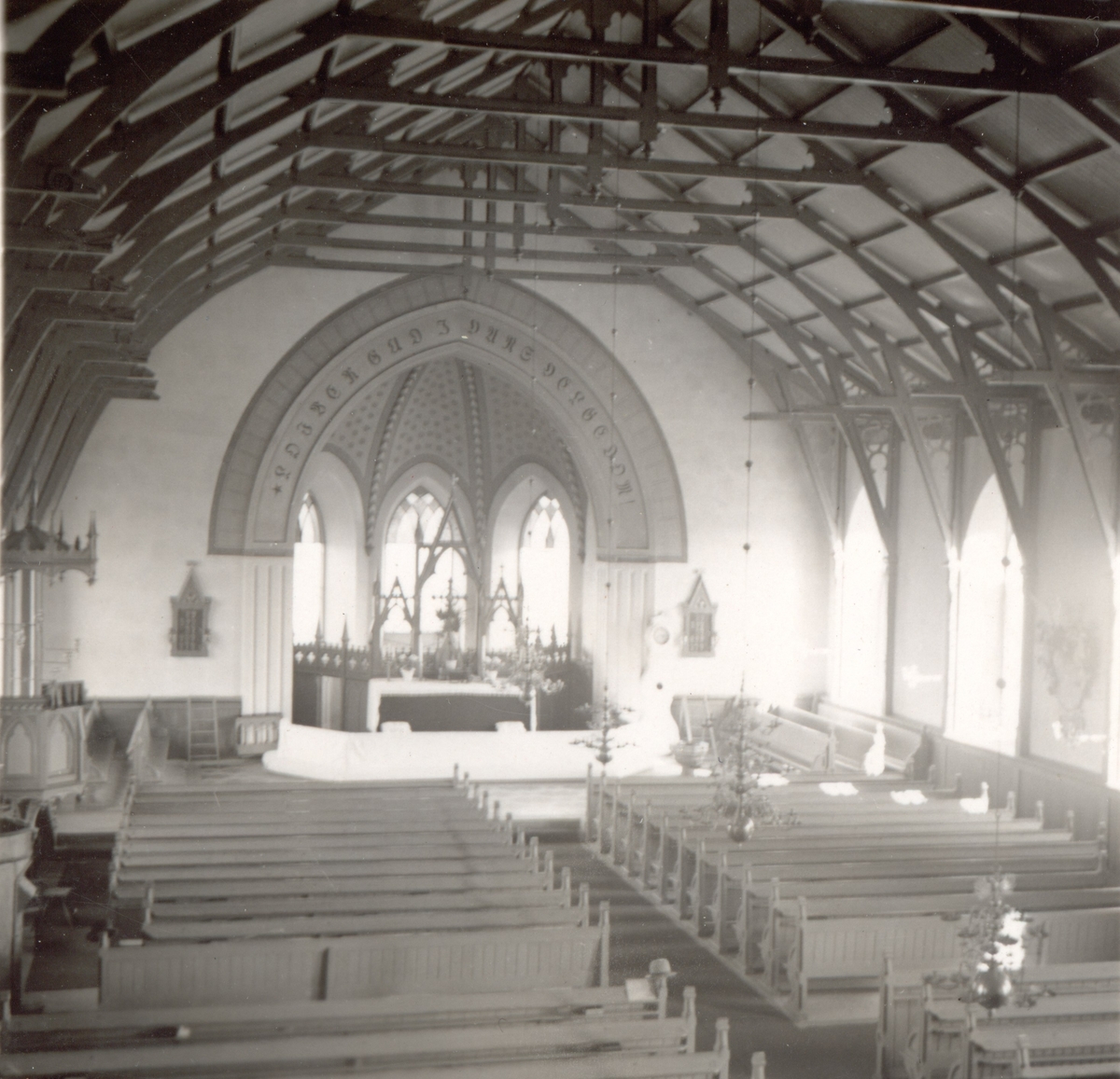 Interiör av Fagerhults kyrka. Långhus med kyrkbänkar. Kor och absid.