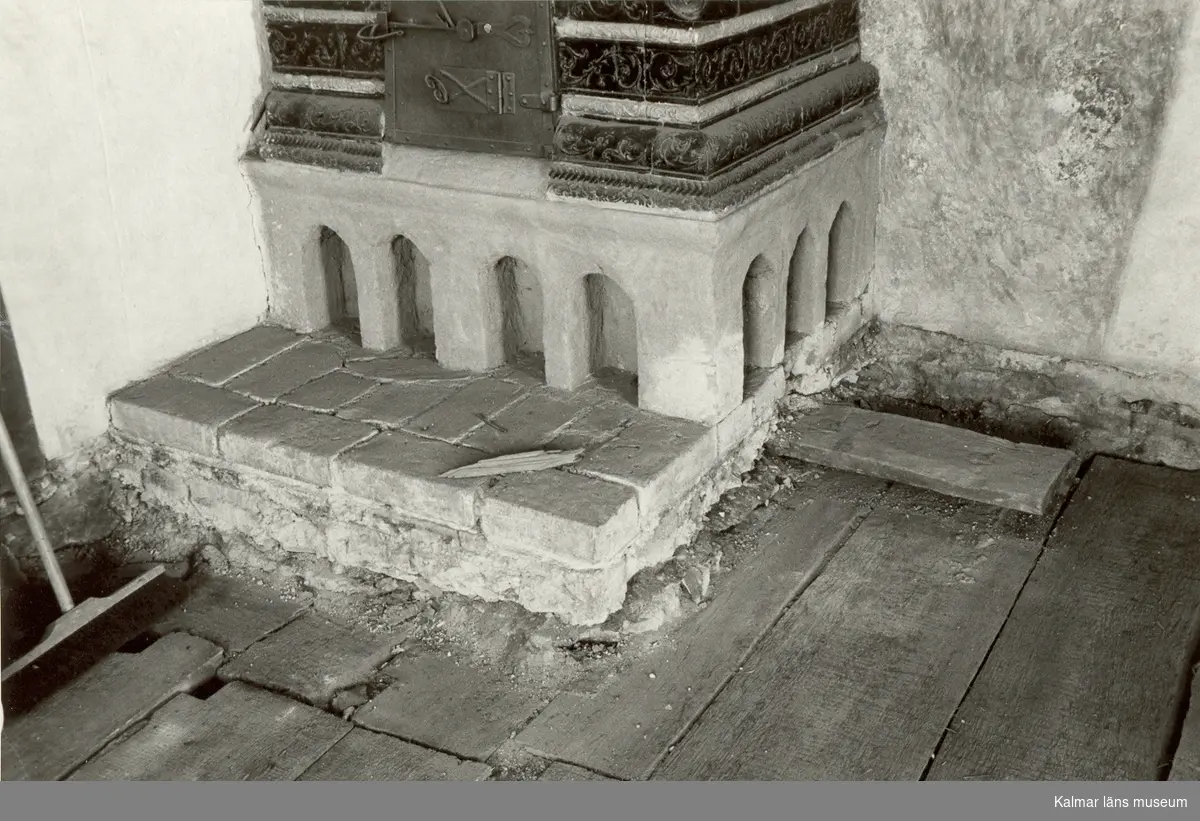 Detaljer av underpanelen i Ståthållarevåningen på Kalmar slott - observera sågade plankor.