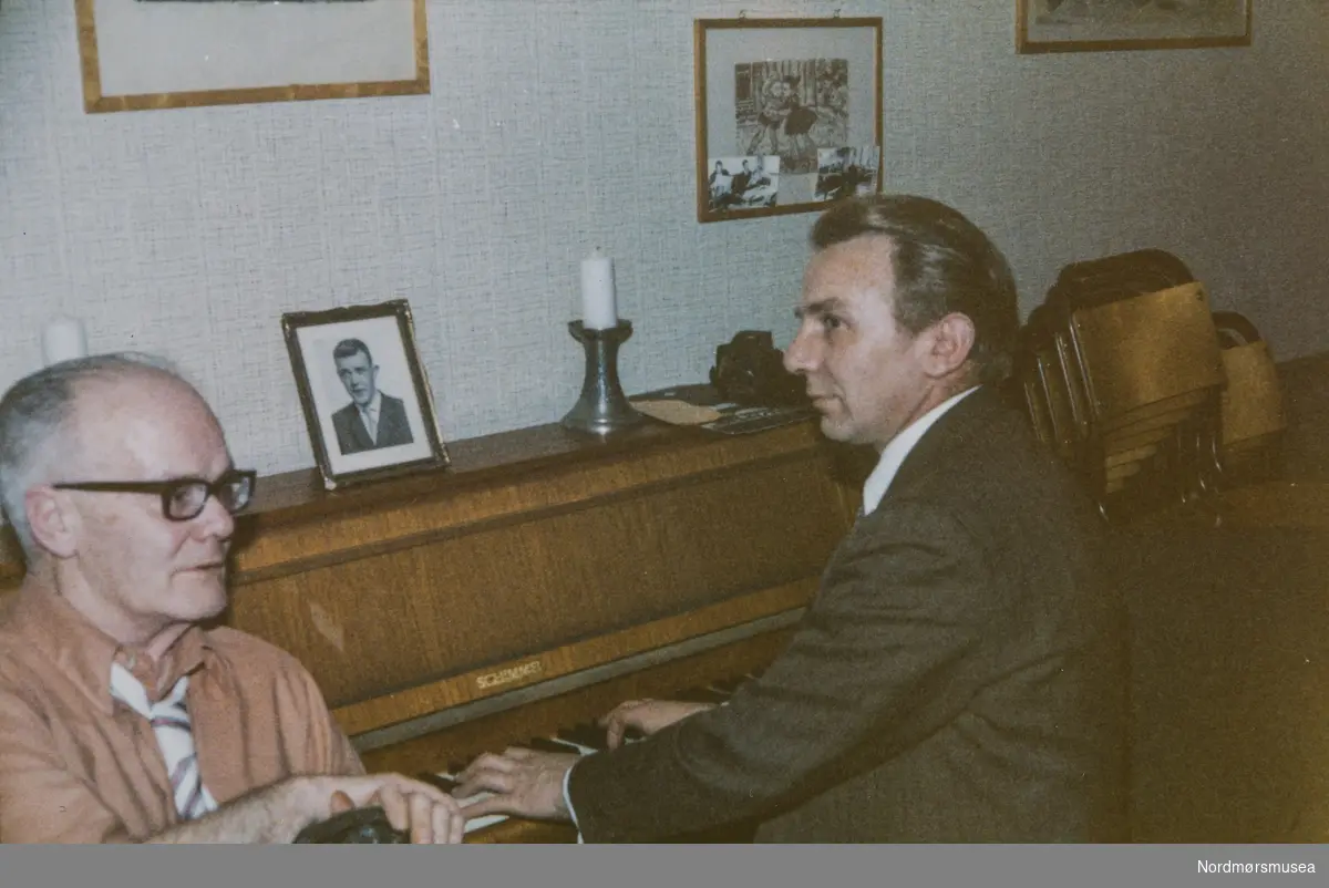 Tusenkunstneren og trekkspilleren W. Nettum til venstre, Gunnar Tømmervåg underholder på piano. Nettum arbeidet hos Oddstøl. Originalfotografiet er i Gunnar Tømmervågs eie. Fra Nordmøre museums fotosamlinger.