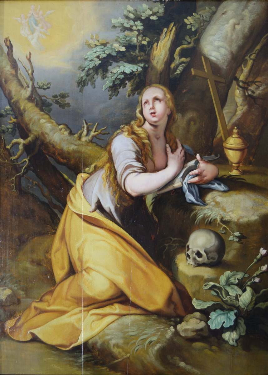 Skogsinteriør. Maria Magdalena (i gult, grått og blått, lyst hår), kneler med en bok i venstre arm som hviler på en forhøyning i terrenget. Nederst en bekk eller elv. Til høyre nedenfra: rosebusk(?), hodeskalle, pokal med lokk (salvekrukken) og kors. Grå himmel unntagen øvre høyre hjørnet. Opplyst (gul) himmel med 3 engler og blåkledt figur.