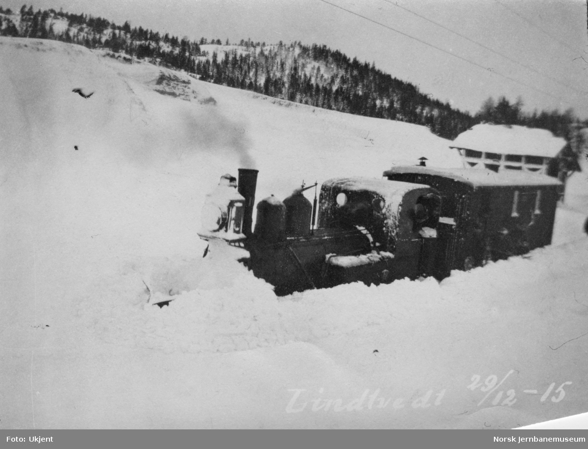 Snøryddingstog ved Lindtvedt holdeplass julen 1915 - damplokomotiv type IV