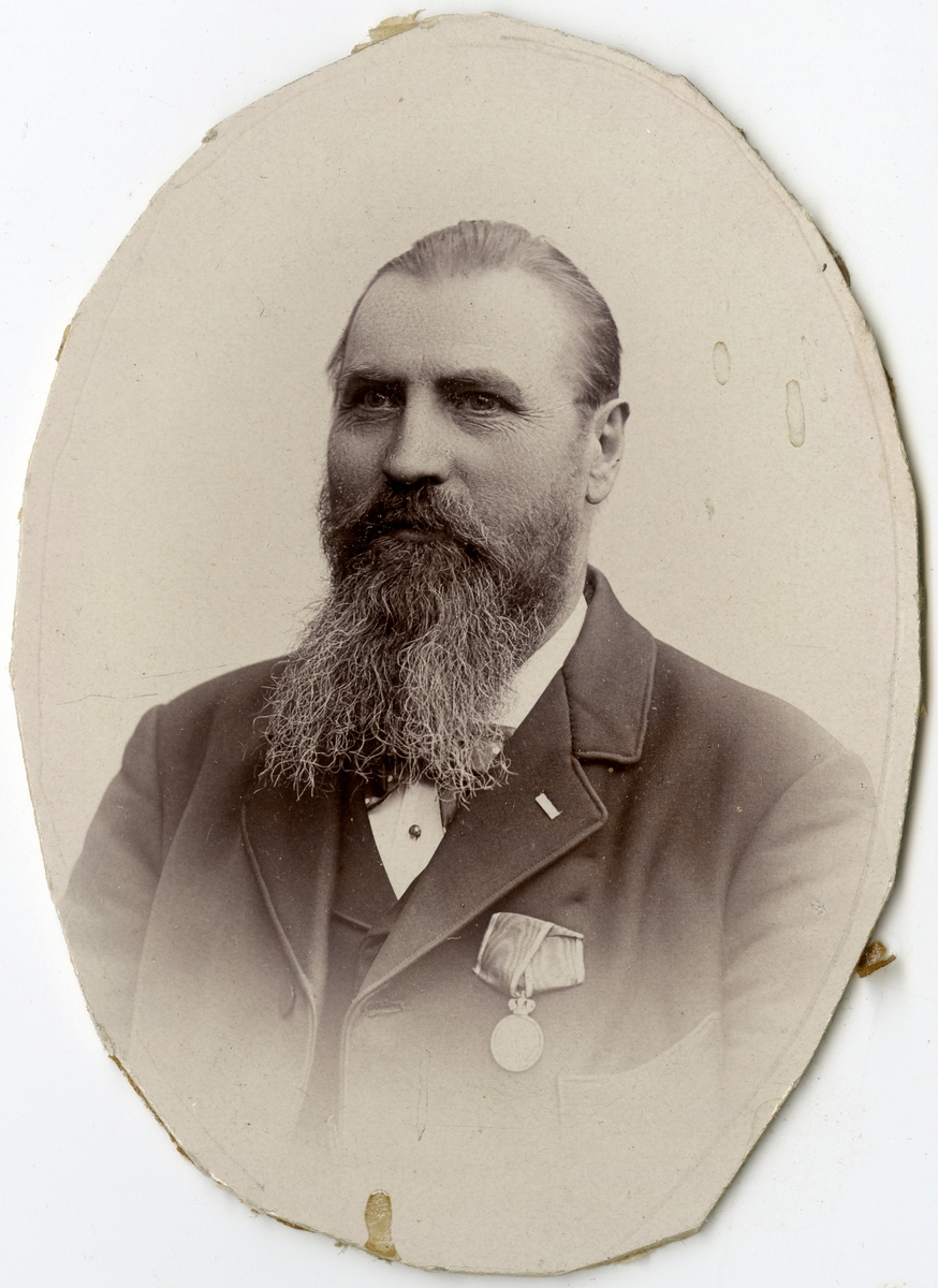 Porträtt av Oscar Ferdinand Tiberg vid Stockholms Tyg-, ammunitions- och gevärsförråd. Bland annat verksam som sadelmakarmästare.