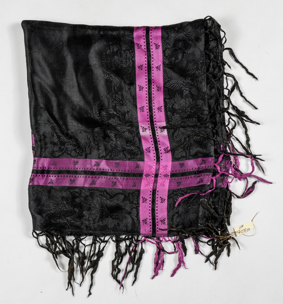 Tørkle i silkedamask i svart med svart og rosa. Påsette silkefrynser.