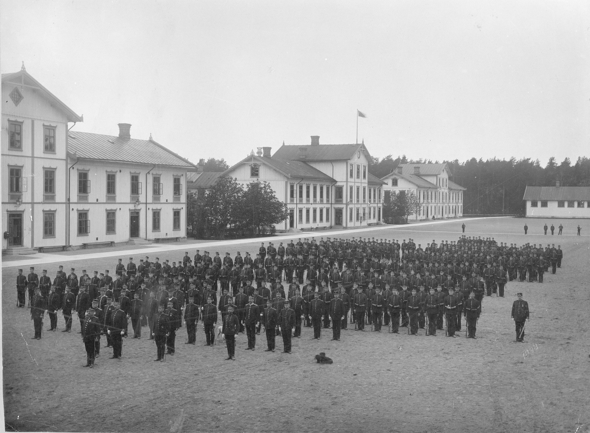 Trupp i givakt på exercisgården vid logementet, Karlsborgs fästning.
