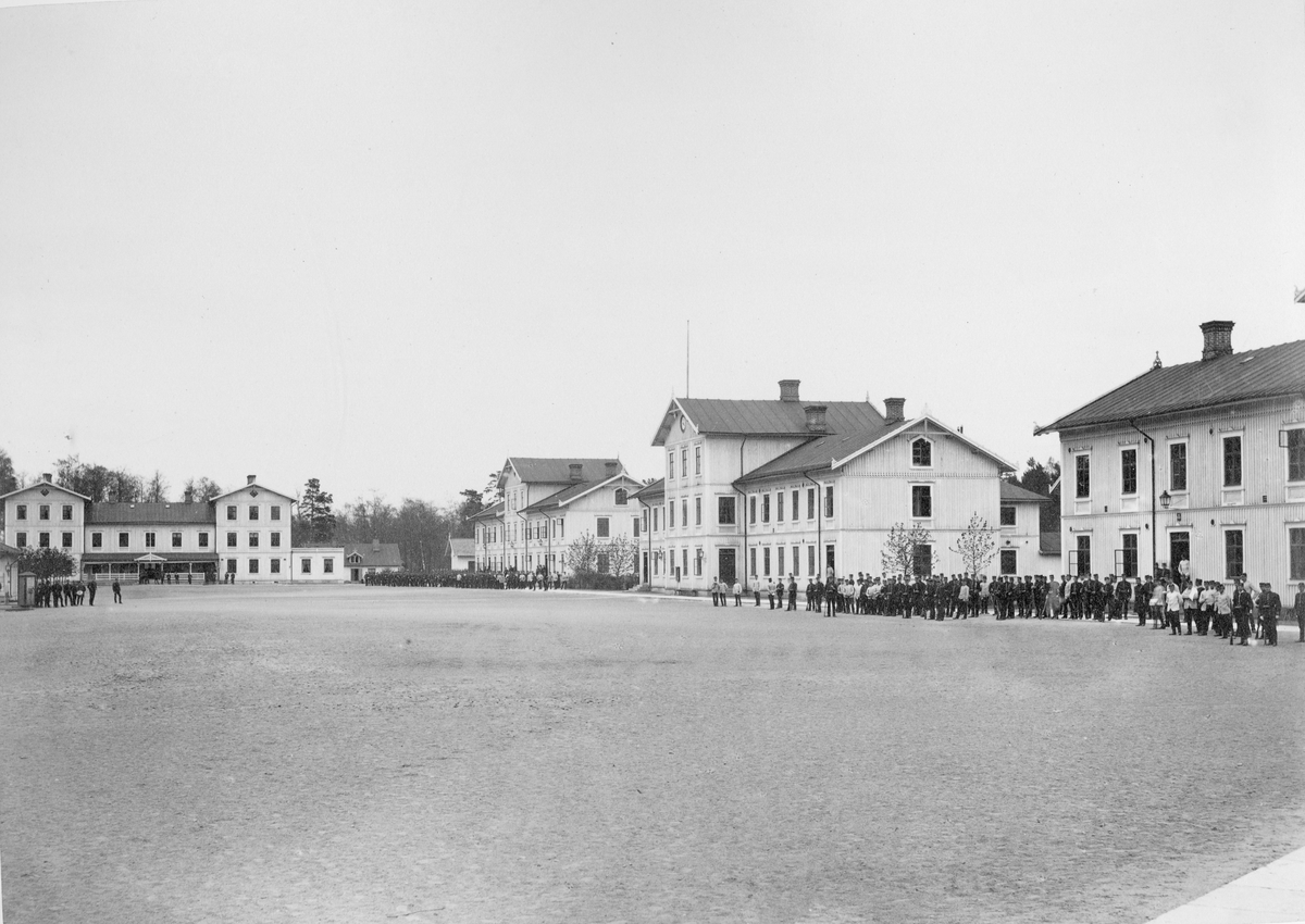 Soldater och officerare vid Karlsborgs fästning.