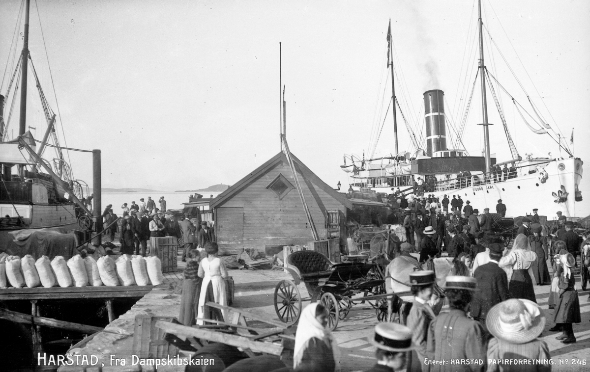 Folk, hester og gods på Dampskipskaia i Harstad. Hurtigruten "Sigurd Jarl" til høyre.