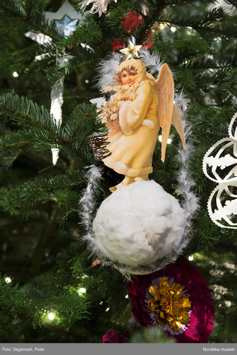 Julgran på Nordiska museet i Stora hallen 2015, med juldekoration och julpynt.