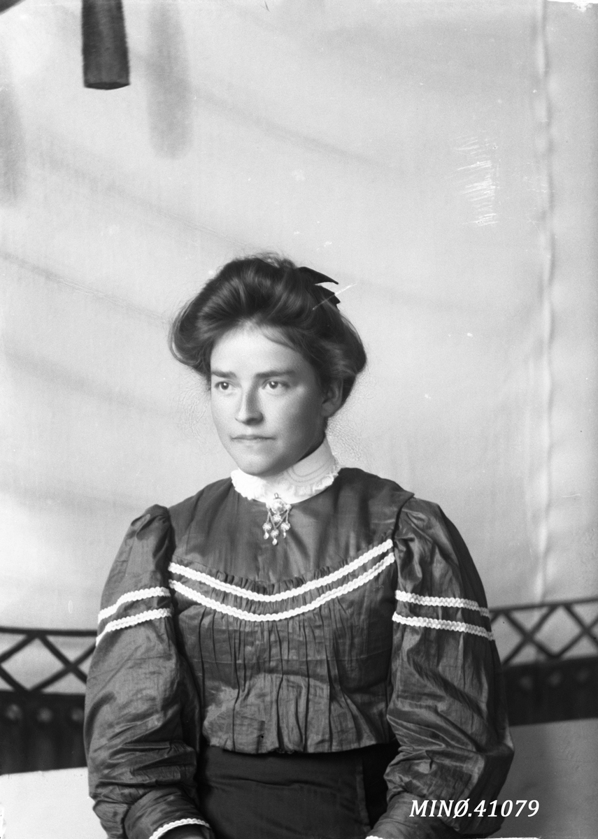 Portrett av kvinne - Marit Dalslåen, født 15.9.1891 (gift Holen, Dombås)