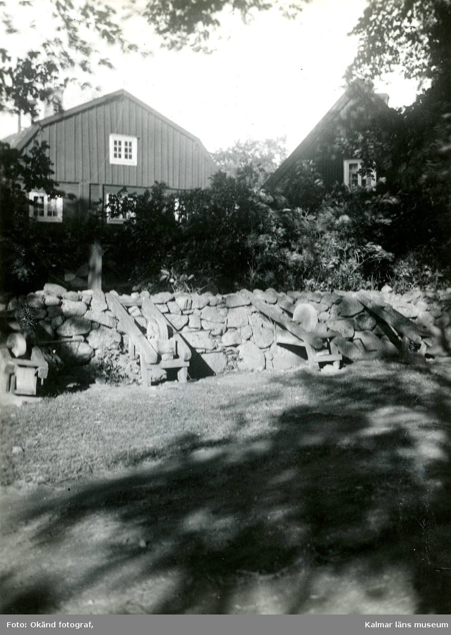 Bostadshus, ekonomibyggnad och stenmur i Skälby.