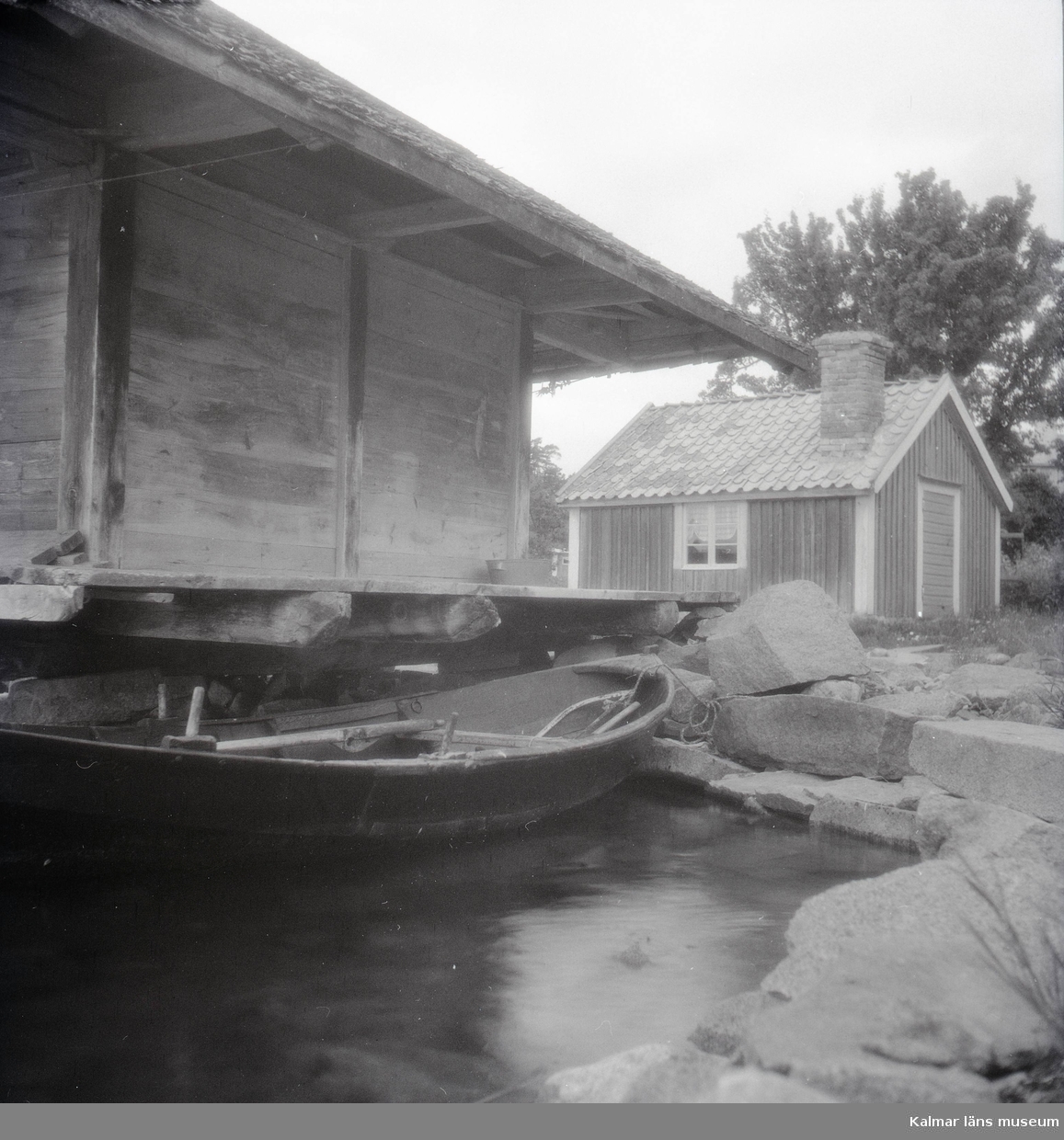 Underredet på strandboden (805-7) med stuga i bakgrunden i Klintemåla, Misterhults socken.