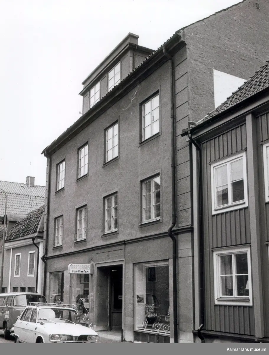 Fasad mot Ölandsgatan. Bilderna är tagna inom ramen för Kalmar kommuns inventering av Kvarnholmens bebyggelse 1970-1971 och skänkta till länsmuseet.