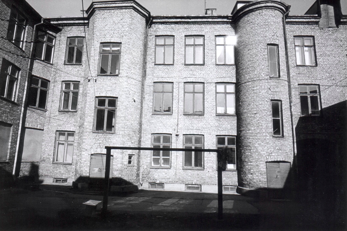 Flerbostadshus på Strömgatan, fasad mot gården. Bilderna är tagna inom ...