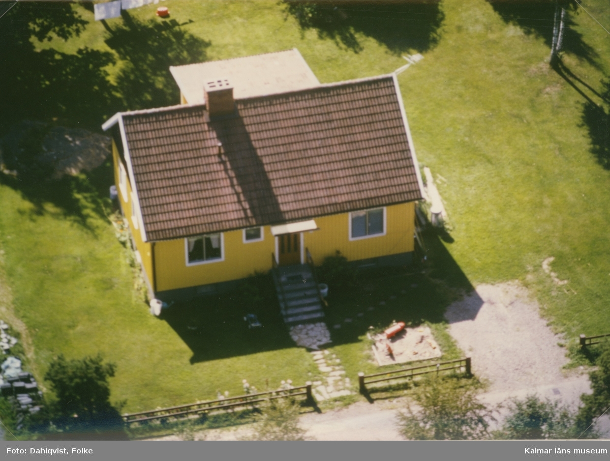 En gul villa med träfasad och sadeltak i Kristvalla socken.