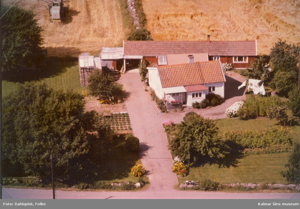 Bostadshus med trädgård och sidobyggnad med garage i Arby socken.