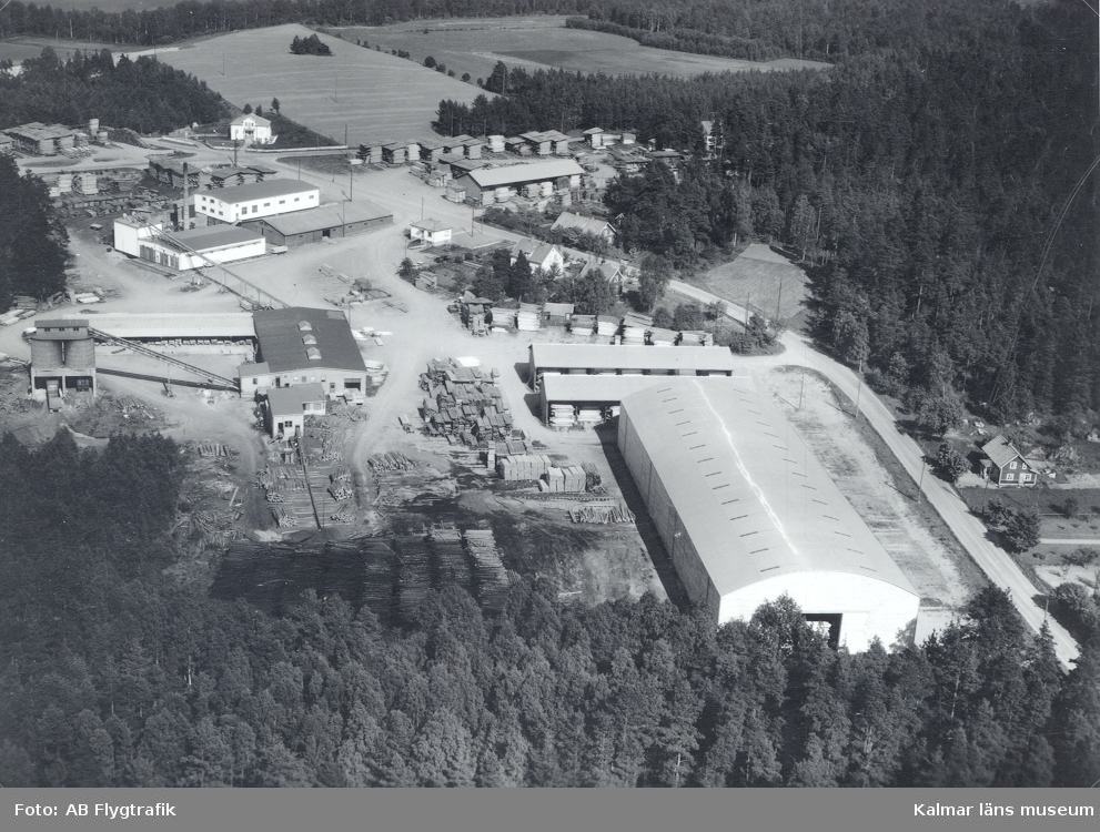 Flygbild över sågverket i Mörlunda.