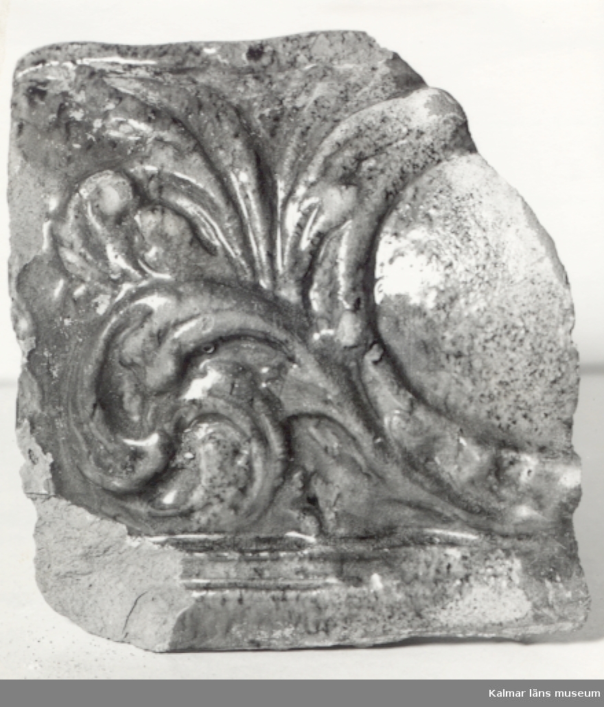 Fynd vid rivning av ett stycke av 1600-talsvallen på Riksbanktomten, jämte ett stort antal keramikskärvor etc.