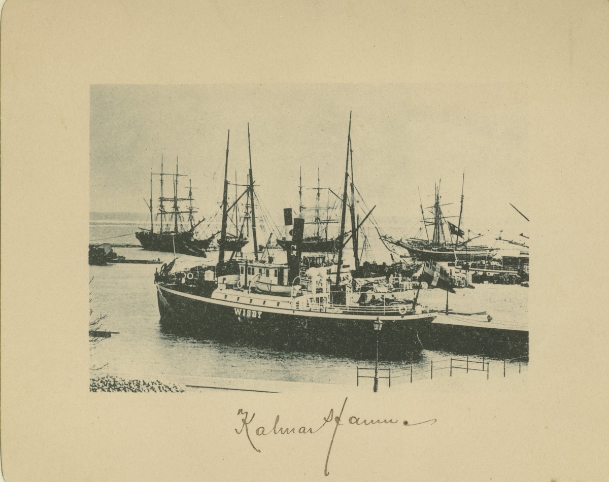 Motiv från Kalmar hamn med segelfartyg och en ångbåt som heter "Wisby"
