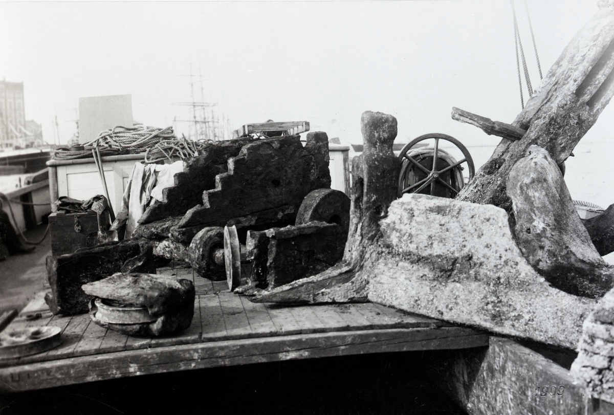 Bärgning av kanonerna från "Linjeskeppet Enigheden" som sjönk 1679. Bärgades av dykningsbolaget Rex år 1909.