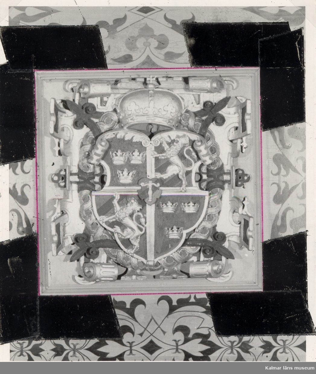 Detalj av kassettaket i Kungsmaket på Kalmar slott.
På vissa plåtar har Martin Olsson klistrat eltejp för att markera hur bilden skulle beskäras i boken.