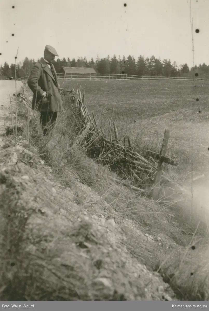 Träkors vid vägkanten, rest till minne av att en bonde på denna plats kört i diket och slagit ihjäl sig vid norra landsvägen cirka 1 km. norr om Mosekrog.