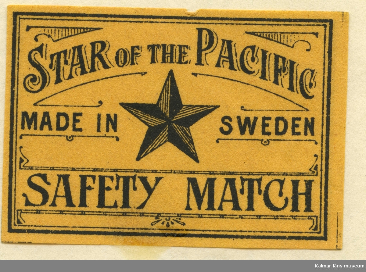 Tändsticksetikett från Mönsterås Tändsticksfabrik, "Star of the Pacific Safety Match"

Mönsterås har haft två tändsticksfabriker. Den första var Rosendahlsfabriken som anlades 1869 av apotekare Götvid Frykman (1811-1876). Frykman bodde i Kalmar och innehade apoteket i Borgholm 1842-1864. Fabriken lades ner 1887 men 1892 anlades en ny fabrik av Ernst Kreuger och hans bror Fredrik i London under firma E & F Kreuger i Kalmar. Detta skulle bli inledningen till Kreugerepoken inom den svenska tändsticksindustrin..

Under 1800-talet  tillverkades vid fabrikerna i huvudsak svaveltändstickor för export. Genom att också fosfor ingick i tändsatsen var de lättantändliga och orsakade ofta små bränder inom fabriken. Stickornas isättning i ramar gjordes för hand och var hälsovådlig för arbetarna, varför de måste passera vakten till tvättrummet som såg till att alla tvättade händerna före måltid och vid arbetets slut. Fosforångorna var också mycket skadliga särkilt för personer med dåliga tänder.
Frykman som ägde Rosendahlsfabriken, sålde den till A M Lindqvist från Mönsterås. Lindqvist utökade rörelsen avsevärt, men tillverkningen omfattade bara fosfortändstickor. Mönsterås Tidning skriver i en artikel 1882 att fabriken hade 120 anställda och att priserna låg under Jönköpings. Efter konkursen 1887 lades fabriken ner.

(Uppgifterna hämtade från http://thoresmatches.se/tandsticksfabriker/monsteras_tandsticksfabriker.htm)