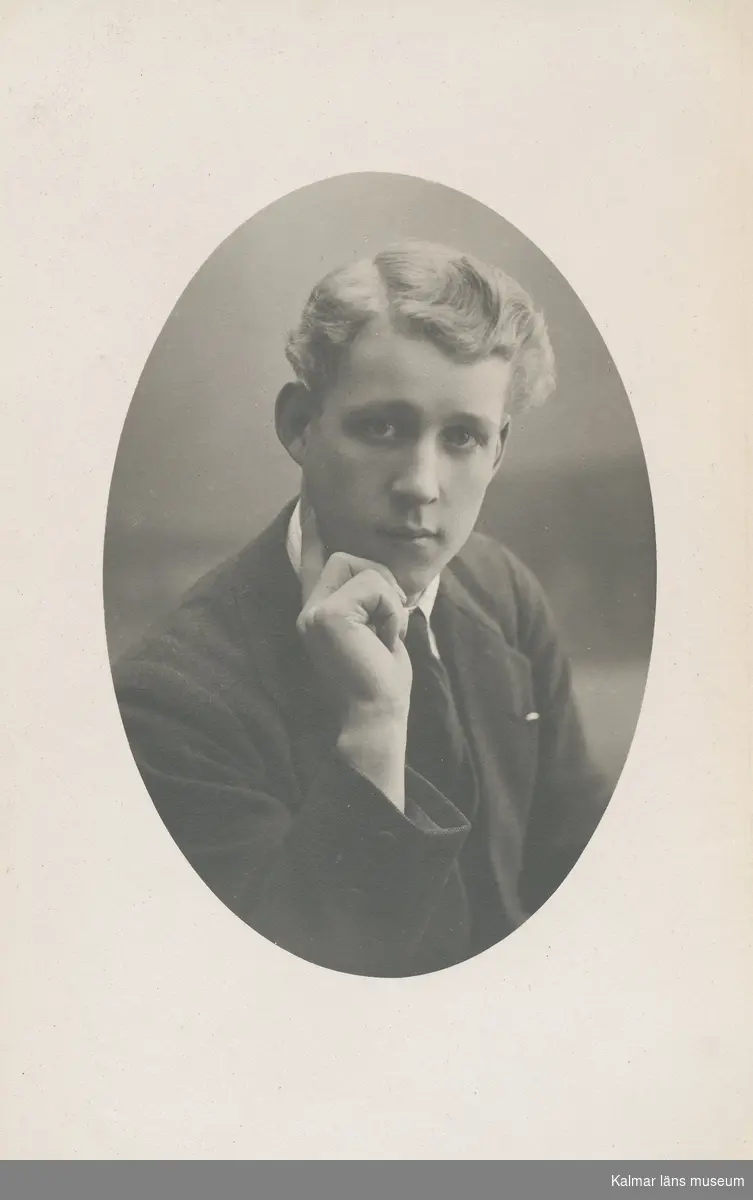 Handskriven text på fotots baksida: "1919 Till minne från Sven. Sven Olsen Nybro 1919."