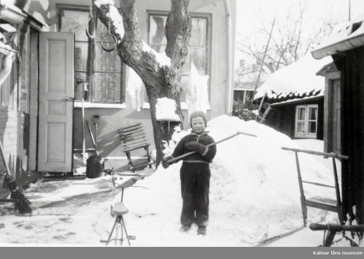 Bilder på familjen Pettersson.
Allan på gården på Västerlånggatan vintern 1938.