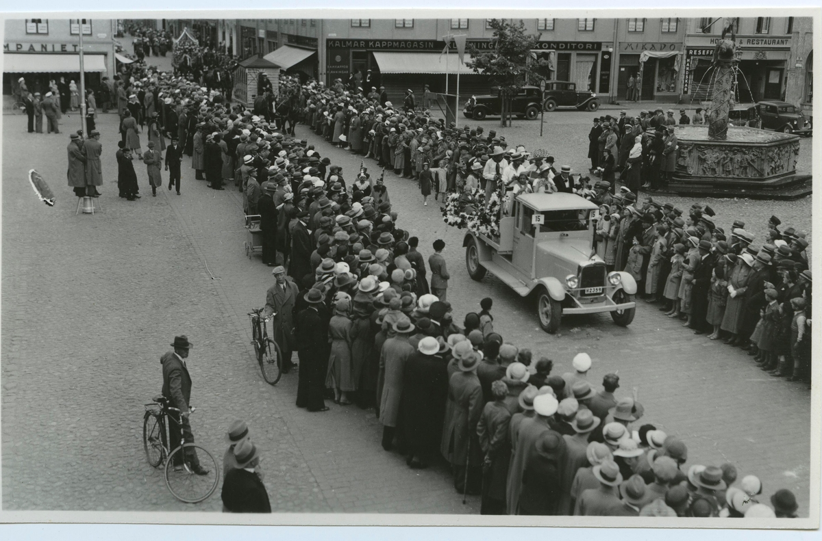 Firande av Barnens Dag i Kalmar 1935.
Karnevalståg på Larmtorget.