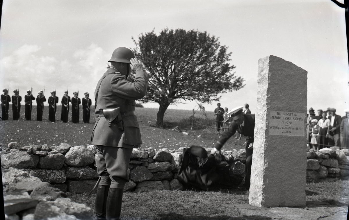 Ceremoni vid minnesstenen för de tyska sjömän som omkom i minkatastrofen i Gräsgård 1941. Soldaten på bilden är svensk.