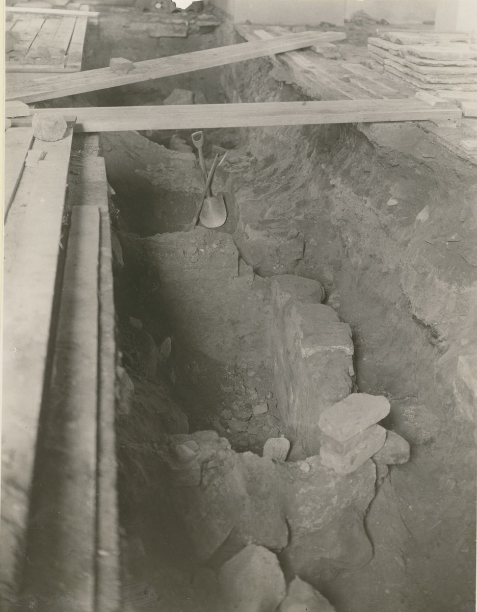 Arkeologisk utgrävning av muren i kyrkan 1928.