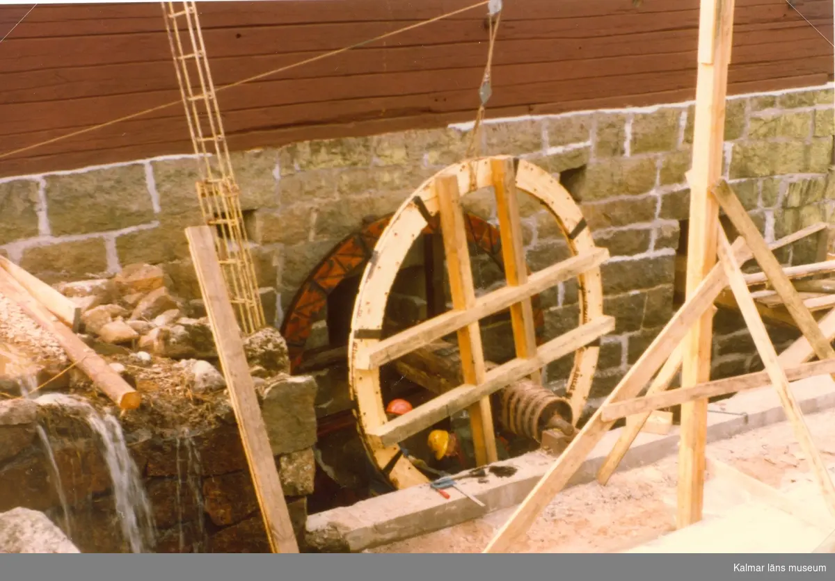 Vattenhjul på Stensfors kvarn vid restaureringen av Stensfors kvarn 1976-1977.