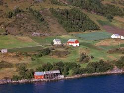 Flyfoto fra Vik i Kvæfjord. I forgrunnen en  brygge med noth