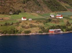 Flyfoto fra Vik i Kvæfjord. I forgrunnen en brygge med nothj