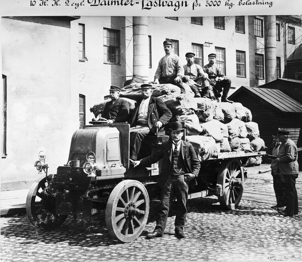 10 hkr 2 cyl Daimler-Lastvagn för 5000 kg belastning levererad till Holmens Bruk, Norrköping år 1903