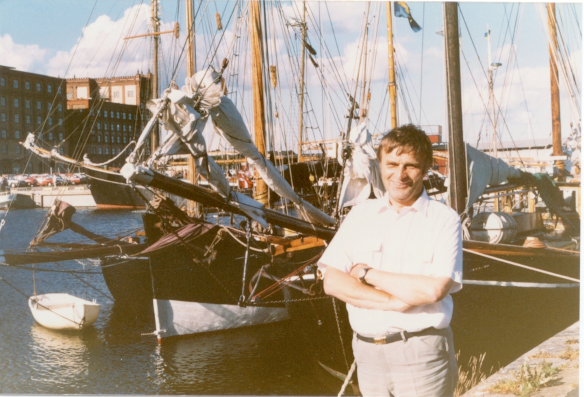 Invigning av museihamnen  vid Tullhamnen i Kalmar, med Segelfartyg i bakgrunden. Mannen på bilden heter Jorma Talts och var kommunens kanslist.