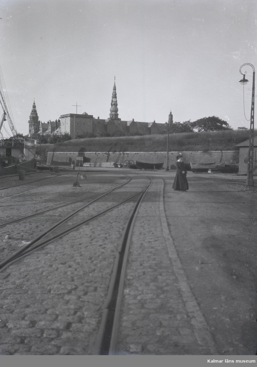 Järnvägsräls vid ett slott och hamnplats.