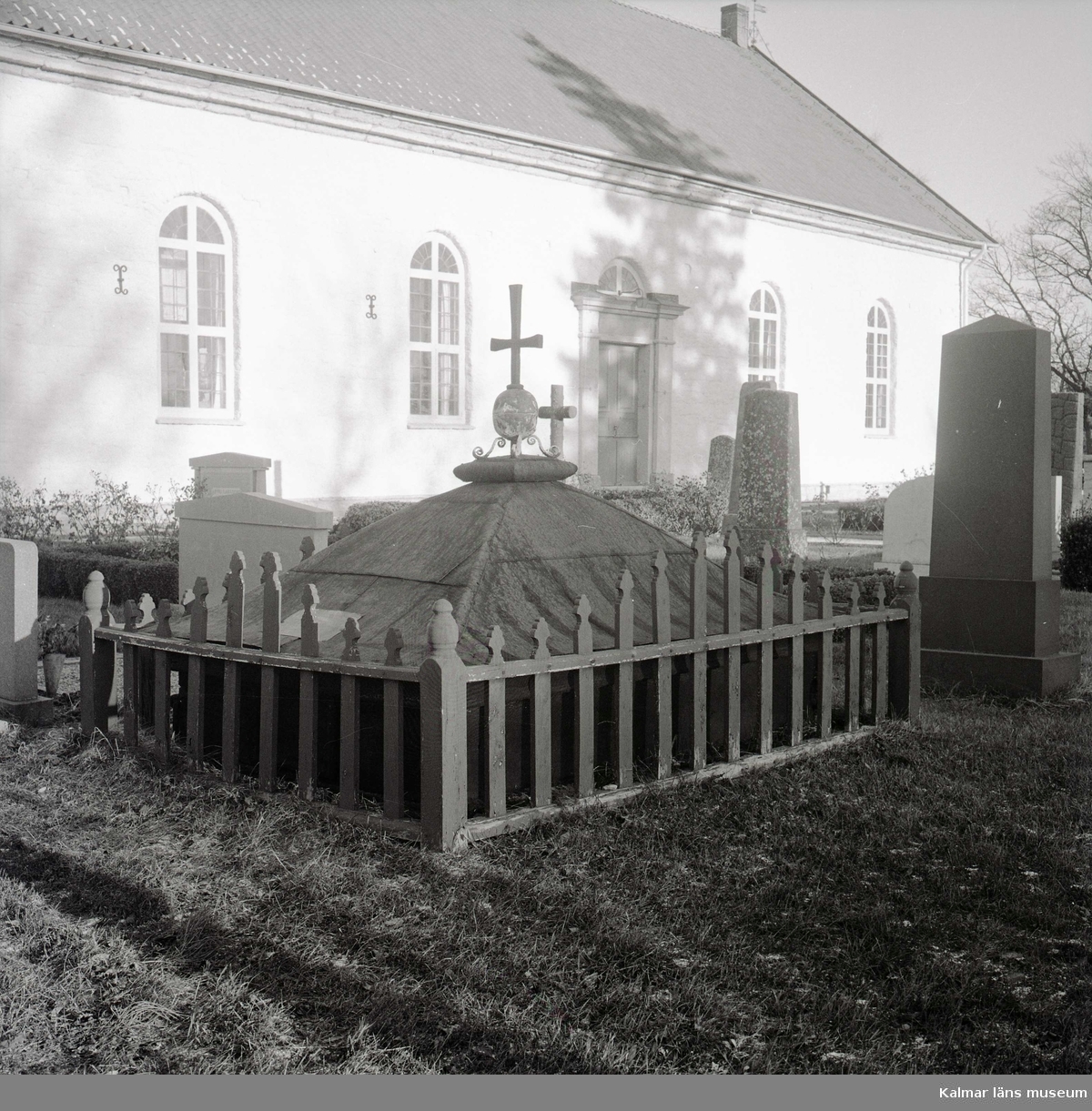 Del av kyrkogården i Löt.