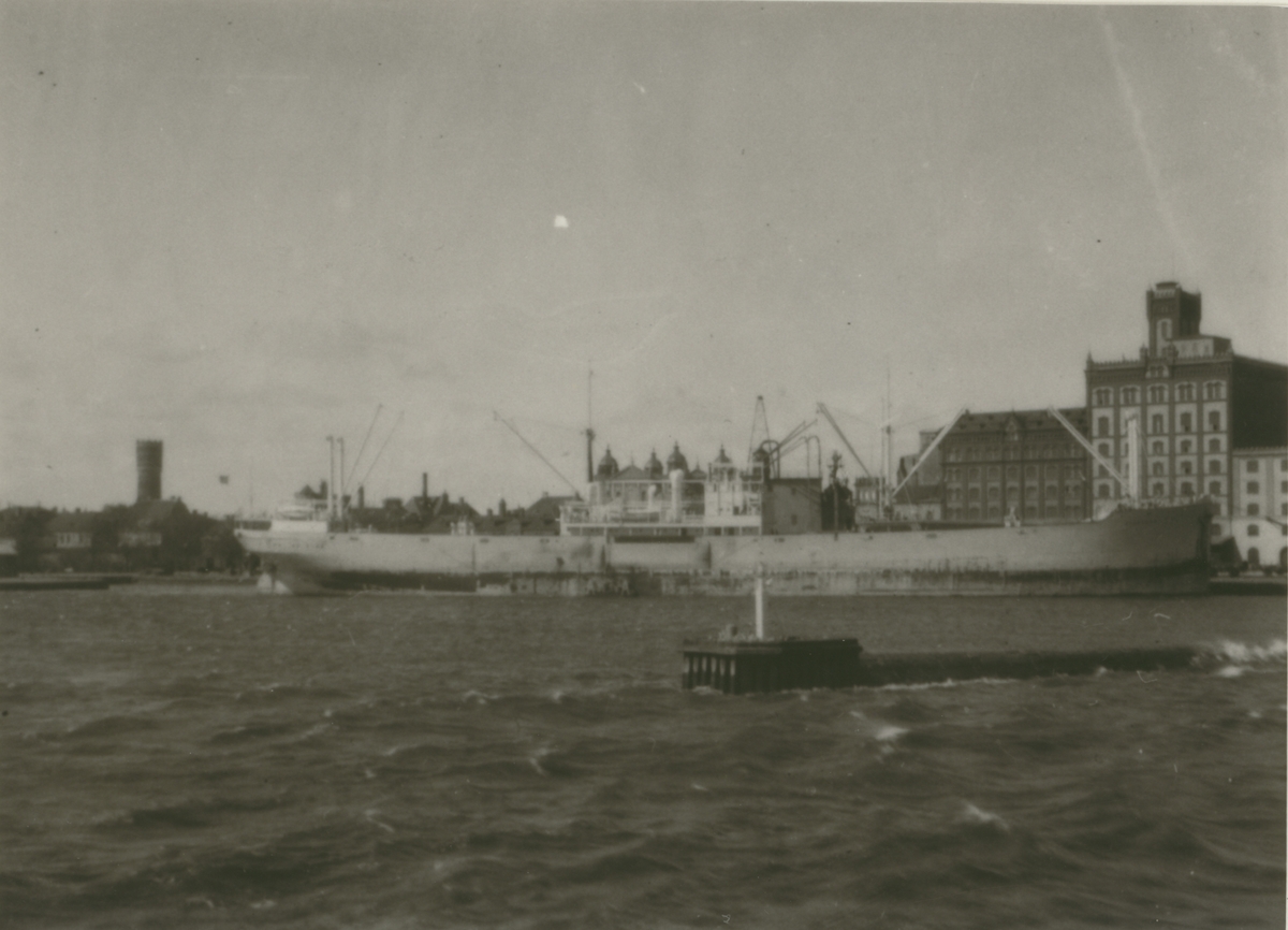 Fartyg vid ångkvarnen i Kalmars hamn.