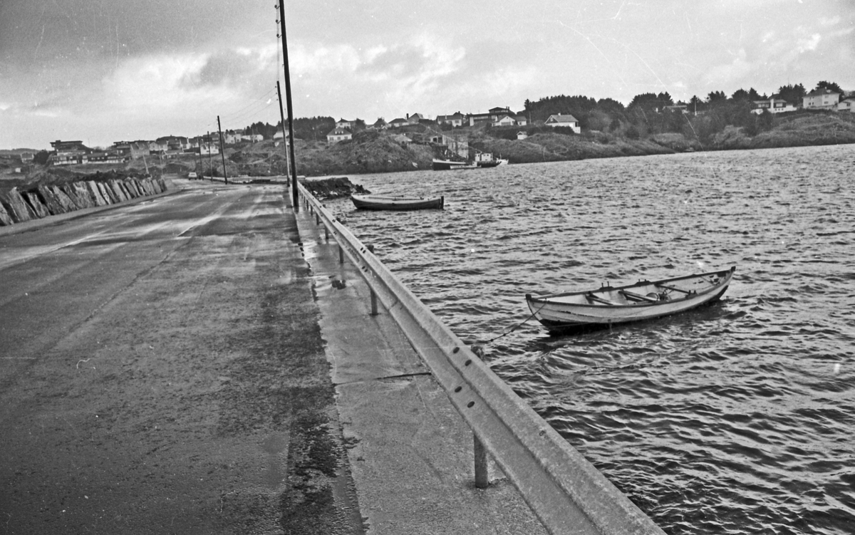 "Nedsykte" båter. Småbåter fortøyd langs Killingøymoloen. Noen har fått for mye vann innenbords og ligger delvis under vann.