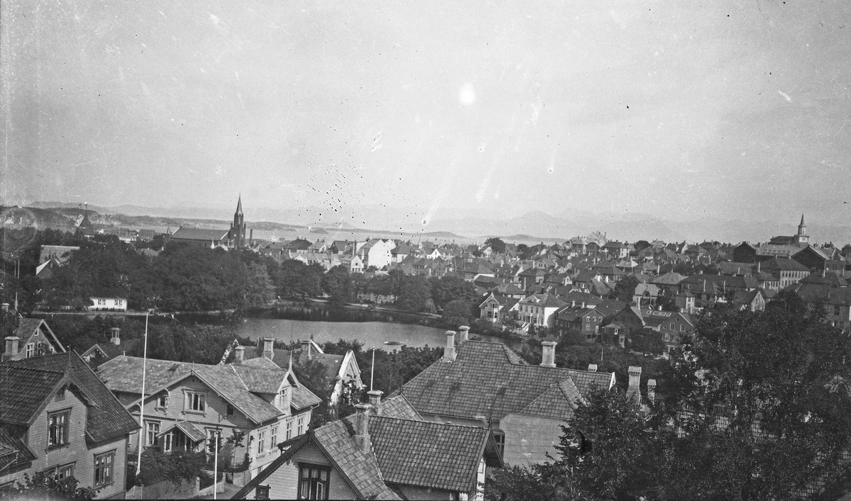 Oversiktbilde. Stavanger sentrum. Breiavatnet med domkirken til venstre. Hverdagsfoto.
