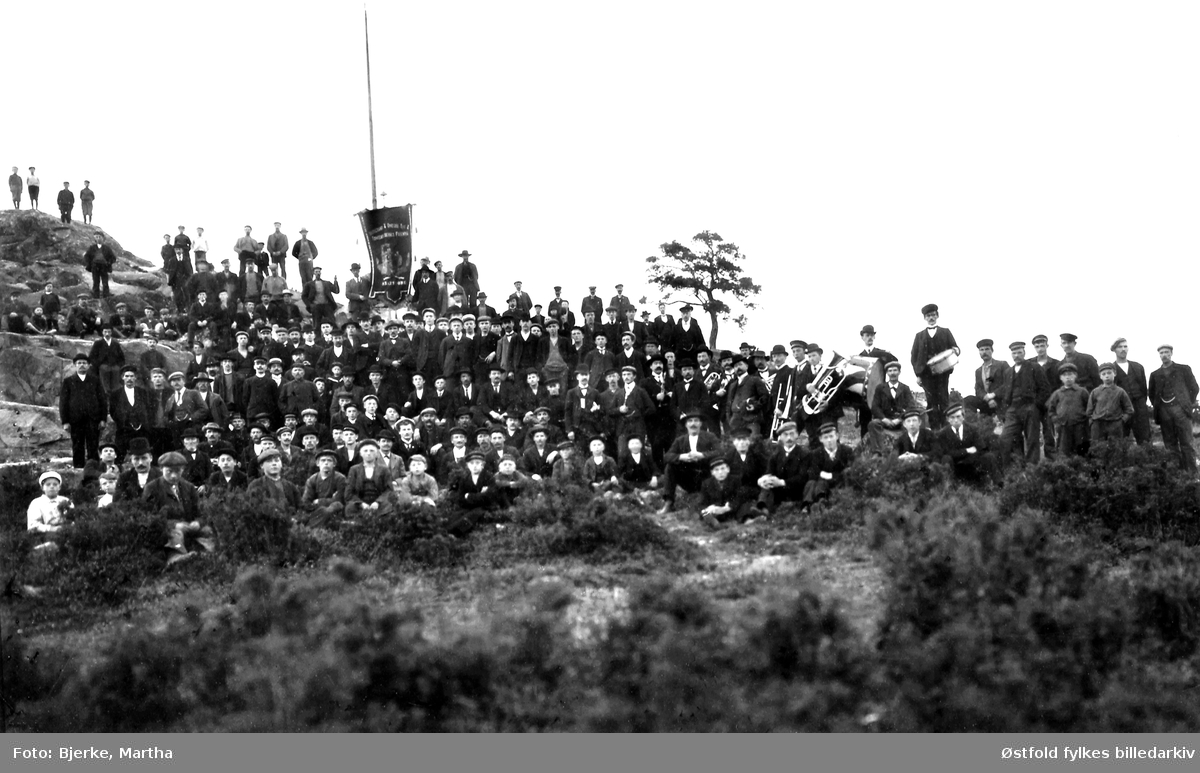 Borregaard og Omegns Sag- og Tomtearbeiderforening 1902, medlemmer samlet på  Kurlandtoppen i Sarpsborg med fane og hornmusikk. Kan det være 1. mai?
