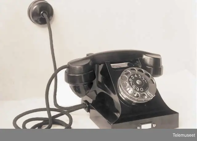 Telefon, automat, bordapparat i bakelitt, med mtlf.liggende, klokke 1000 ohm, 1932-modell, Elektrisk Bureau.