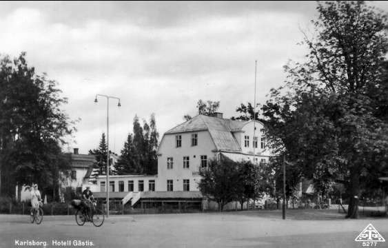 Karlsborg, hotell Gästis, Storgatan/Kungsgatan, förutvarande Järnvägshotellet. Byggnadsår 1924. Hotellet revs år 1973. Vykort. Förstoring 25 x 40 cm finns.