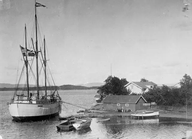 Roald Amundsens polarskute Maud i Maudbukta 1917